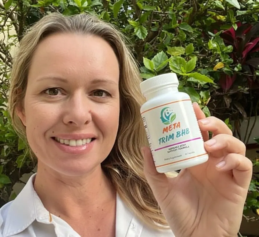 Meta Trim BHB customer testimonial, happy female customer holding bottle outdoors