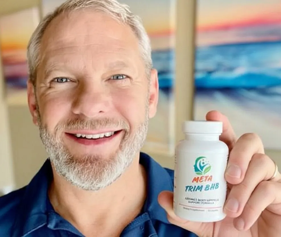 Meta Trim BHB customer testimonial, satisfied male customer holding bottle